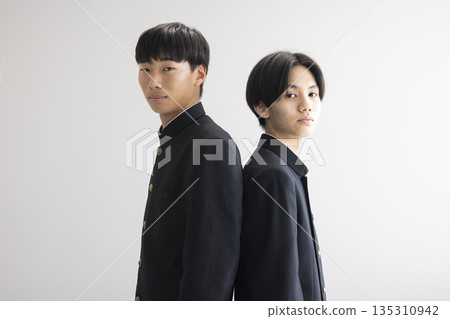 穿制服的男學生 135310942