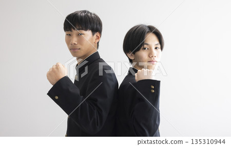 穿制服的男學生 135310944