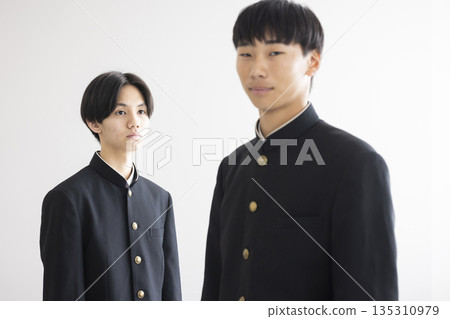 穿制服的男學生 135310979