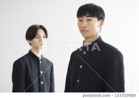 穿制服的男學生 135310980