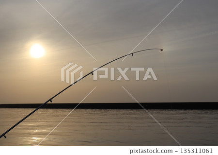 一根被夕陽和彩虹染紅的釣竿 一根被夕陽和彩虹染紅的釣竿 135311061