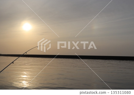 一根被夕陽和彩虹染紅的釣竿 135311080