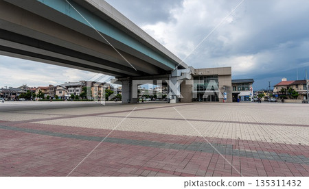 一張日本車站前小廣場的照片 一張日本車站前小廣場的照片 135311432