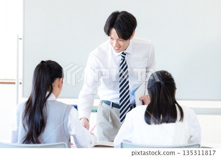 在補習學校學習的學生和老師 135311817