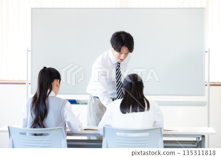 在補習學校學習的學生和老師 135311818