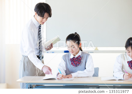 在補習學校學習的學生和老師 135311977