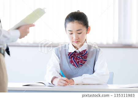 在補習學校學習的學生和老師 在補習學校學習的學生和老師 135311983
