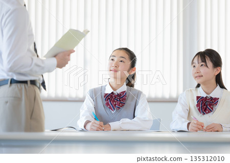 在補習學校學習的學生和老師 135312010