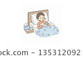 一個男孩因感冒而臥床不起。 135312092
