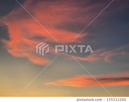 紅色的夕陽和凝結尾跡 135312268
