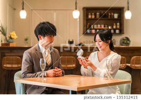 男子求婚,女子收到裝有戒指的珠寶盒。 男子求婚,女子收到裝有戒指的珠寶盒。 135312415