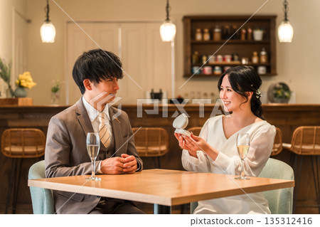 男子求婚，女子收到裝有戒指的珠寶盒。 135312416