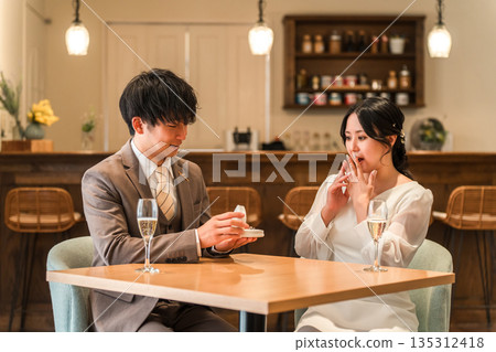 一名男子在餐廳向一名女子提出出人意料的求婚。 135312418