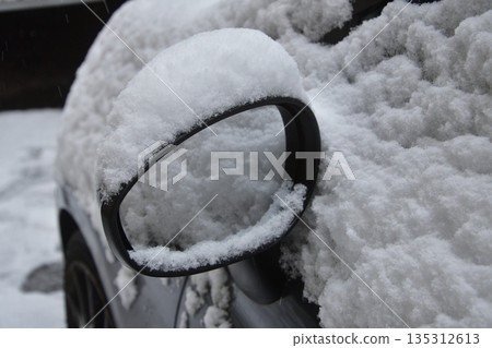2026年1月7日:巴黎冬季,汽車被厚厚的積雪掩埋。 2026年1月7日:巴黎冬季,汽車被厚厚的積雪掩埋。 135312613