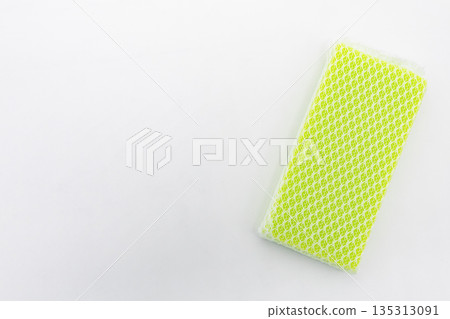 白色背景和黃綠色廚房海綿 135313091