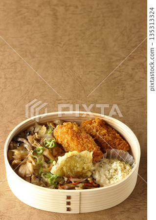 蘑菇飯和炸蠔便當 135313324
