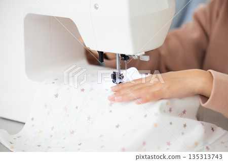 女孩縫紉的特寫鏡頭 135313743