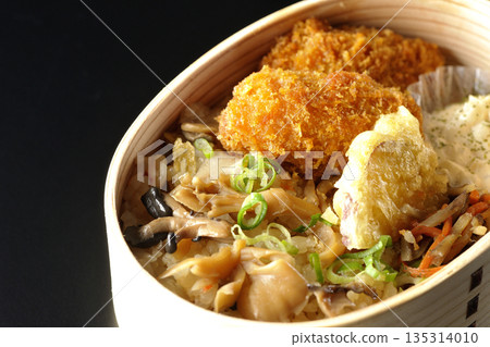 蘑菇飯和炸蠔便當，以黑色背景拍攝 135314010