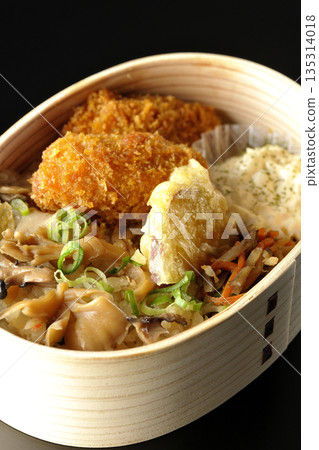 蘑菇飯和炸蠔便當，以黑色背景拍攝 135314018