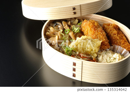 蘑菇飯和炸蠔便當,以黑色背景拍攝 蘑菇飯和炸蠔便當,以黑色背景拍攝 135314042