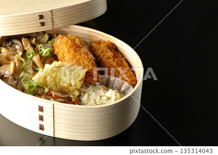 蘑菇飯和炸蠔便當，以黑色背景拍攝 135314043