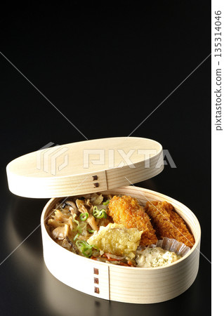 蘑菇飯和炸蠔便當，以黑色背景拍攝 135314046