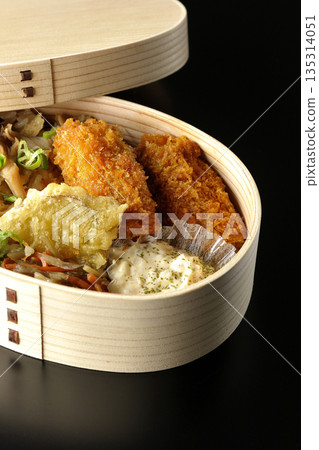 蘑菇飯和炸蠔便當，以黑色背景拍攝 135314051