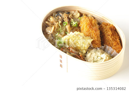 白色背景上的蘑菇飯和炸蠔便當照片 135314082