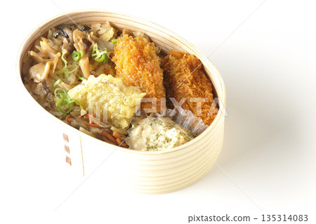 白色背景上的蘑菇飯和炸蠔便當照片 白色背景上的蘑菇飯和炸蠔便當照片 135314083