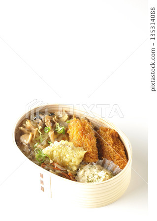 白色背景上的蘑菇飯和炸蠔便當照片 135314088