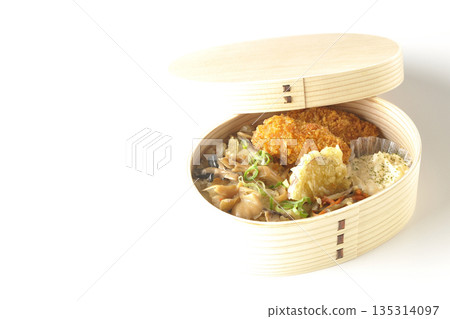 白色背景上的蘑菇飯和炸蠔便當照片 135314097