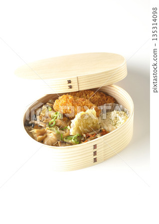 白色背景上的蘑菇飯和炸蠔便當照片 白色背景上的蘑菇飯和炸蠔便當照片 135314098