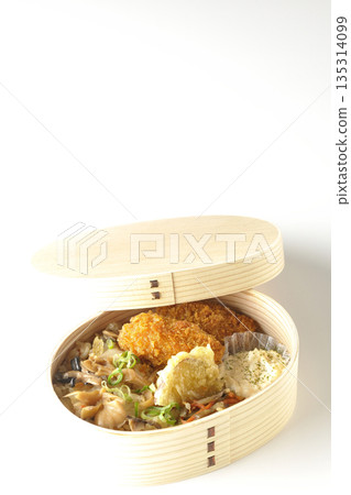 白色背景上的蘑菇飯和炸蠔便當照片 135314099