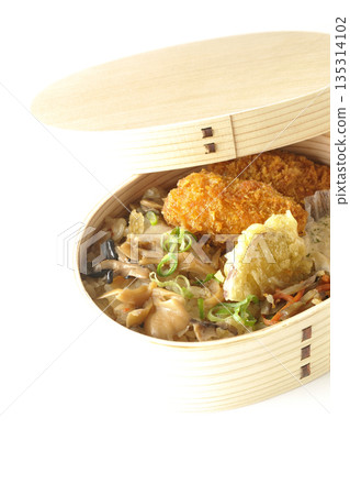 白色背景上的蘑菇飯和炸蠔便當照片 135314102