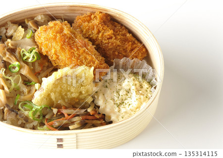 白色背景上的蘑菇飯和炸蠔便當照片 135314115