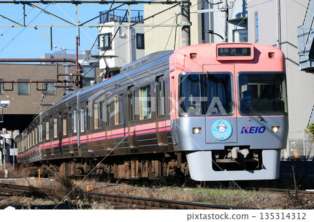 京王1000系列1760F號鮭魚粉紅列車，車頭印有仙佑集會標誌 135314312