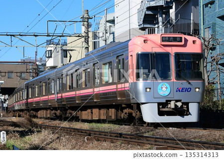 京王1000系列1760F號鮭魚粉紅列車,車頭印有仙佑集會標誌 京王1000系列1760F號鮭魚粉紅列車,車頭印有仙佑集會標誌 135314313