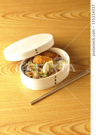 蘑菇飯和炸蠔便當 135314337