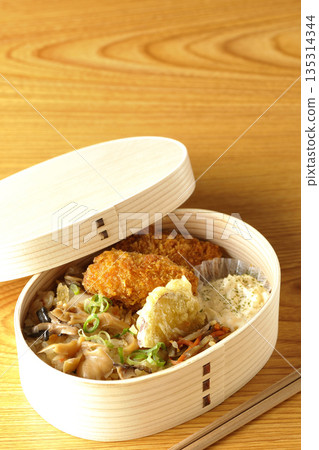 蘑菇飯和炸蠔便當 135314344