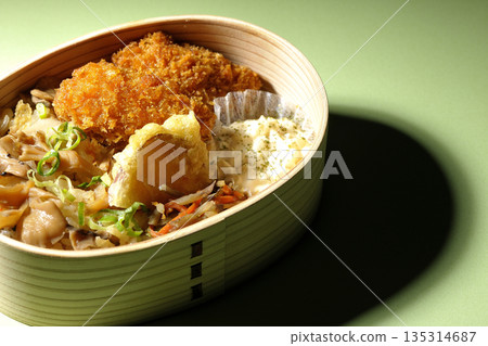 蘑菇飯和炸蠔便當 135314687