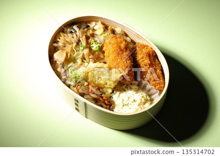 蘑菇飯和炸蠔便當 135314702
