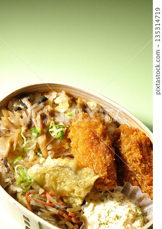 蘑菇飯和炸蠔便當 135314719