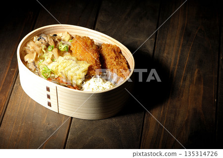 蘑菇飯和炸蠔便當 135314726