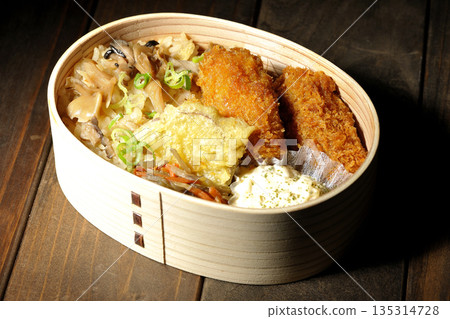 蘑菇飯和炸蠔便當 蘑菇飯和炸蠔便當 135314728