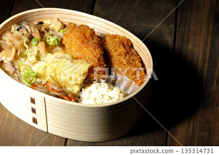 蘑菇飯和炸蠔便當 蘑菇飯和炸蠔便當 135314731