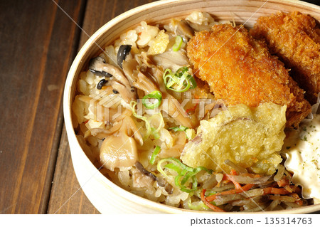 Mushroom rice and fried oyster bento 135314763