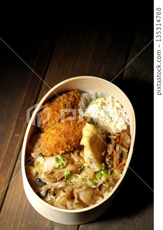 蘑菇飯和炸蠔便當 蘑菇飯和炸蠔便當 135314768