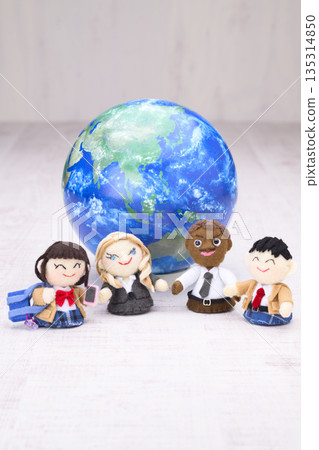 高中生及外籍教師玩偶（+地球儀） 135314850