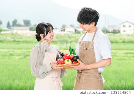 手持蔬菜的男女農民(農民、夏季蔬菜、新鮮蔬菜、家鄉稅) 手持蔬菜的男女農民(農民、夏季蔬菜、新鮮蔬菜、家鄉稅) 135314864