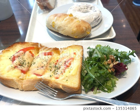 Served with pizza toast and bread Served with pizza toast and bread 135314865